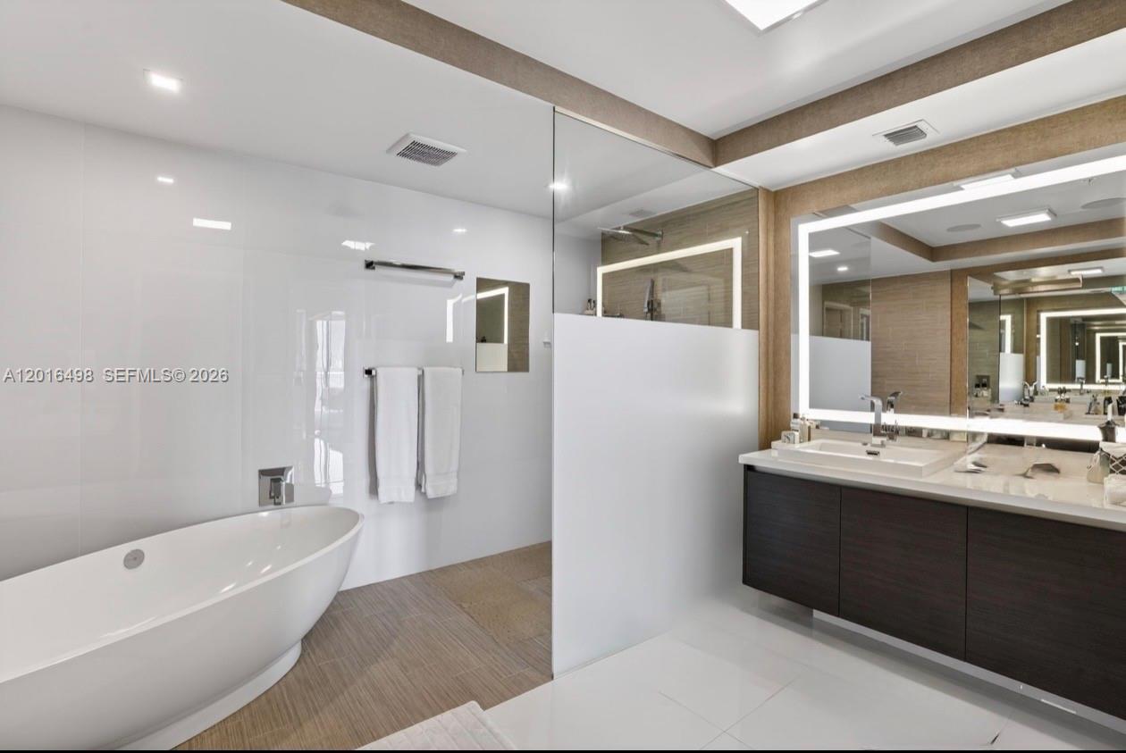 PARQUE TOWERS CONDO - Residential