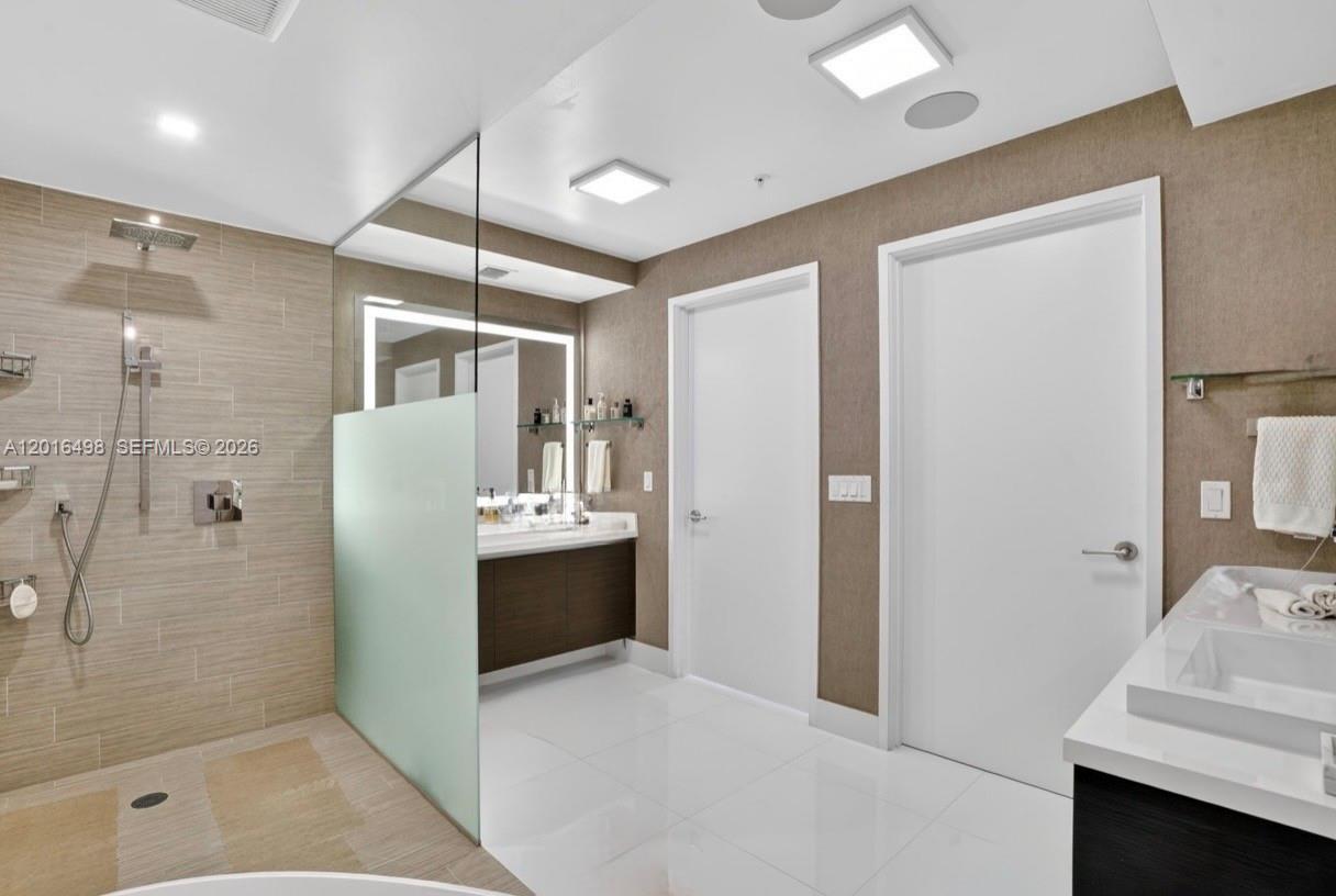 PARQUE TOWERS CONDO - Residential