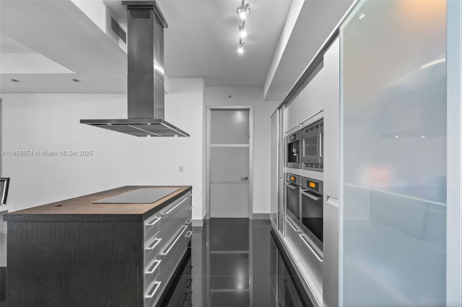 TRUMP ROYALE CONDO - Residential Lease