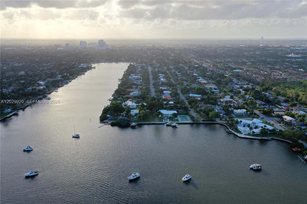 Photo of 927 N Northlake Dr, Hollywood, FL 33019 (MLS # A12029920)