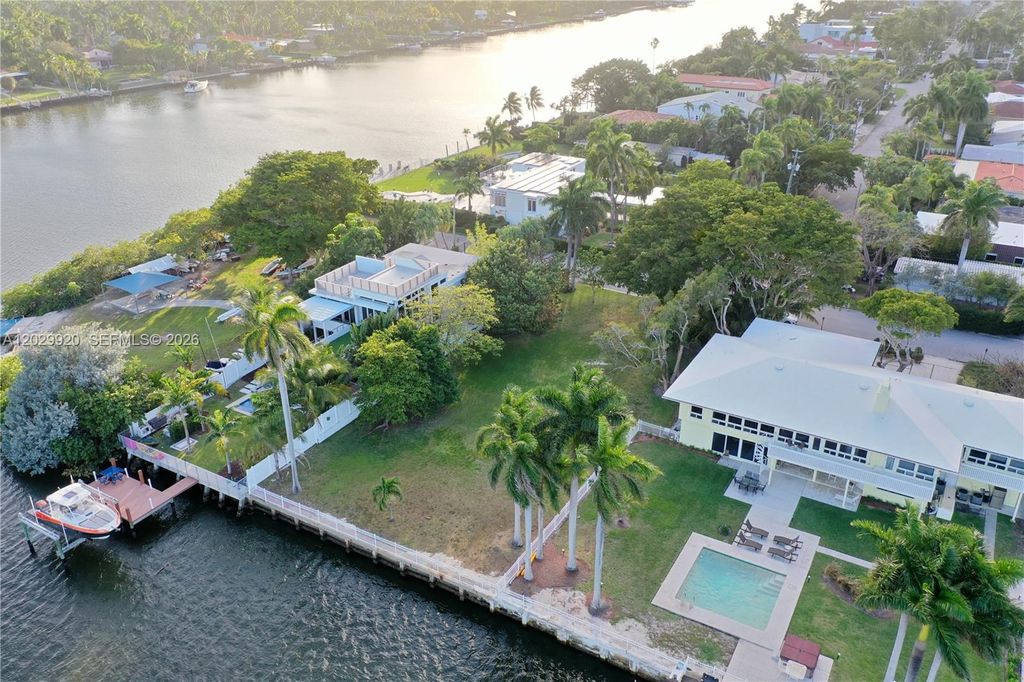 Photo of 927 N Northlake Dr, Hollywood, FL 33019 (MLS # A12029920)