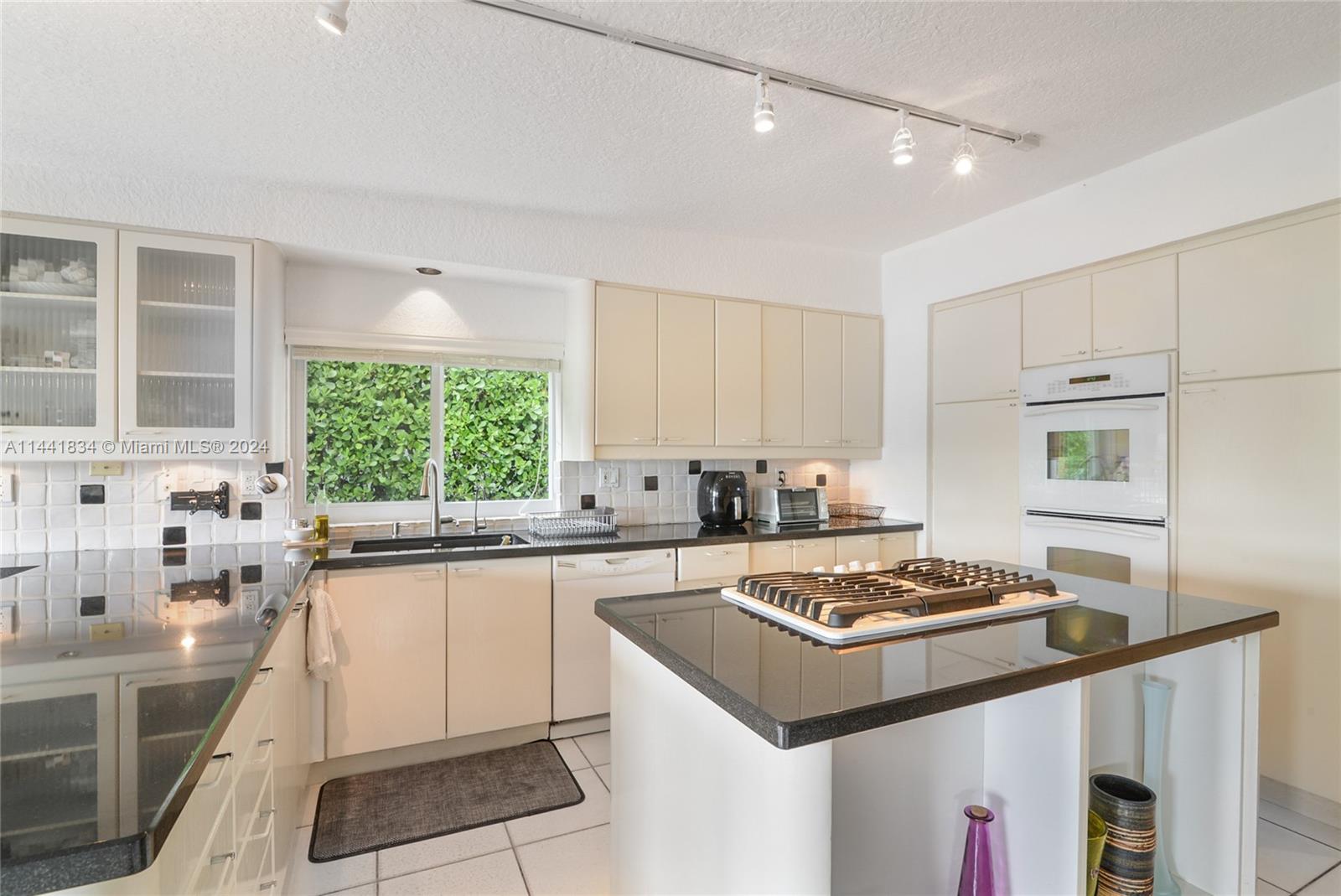 SKY LAKE - Residential