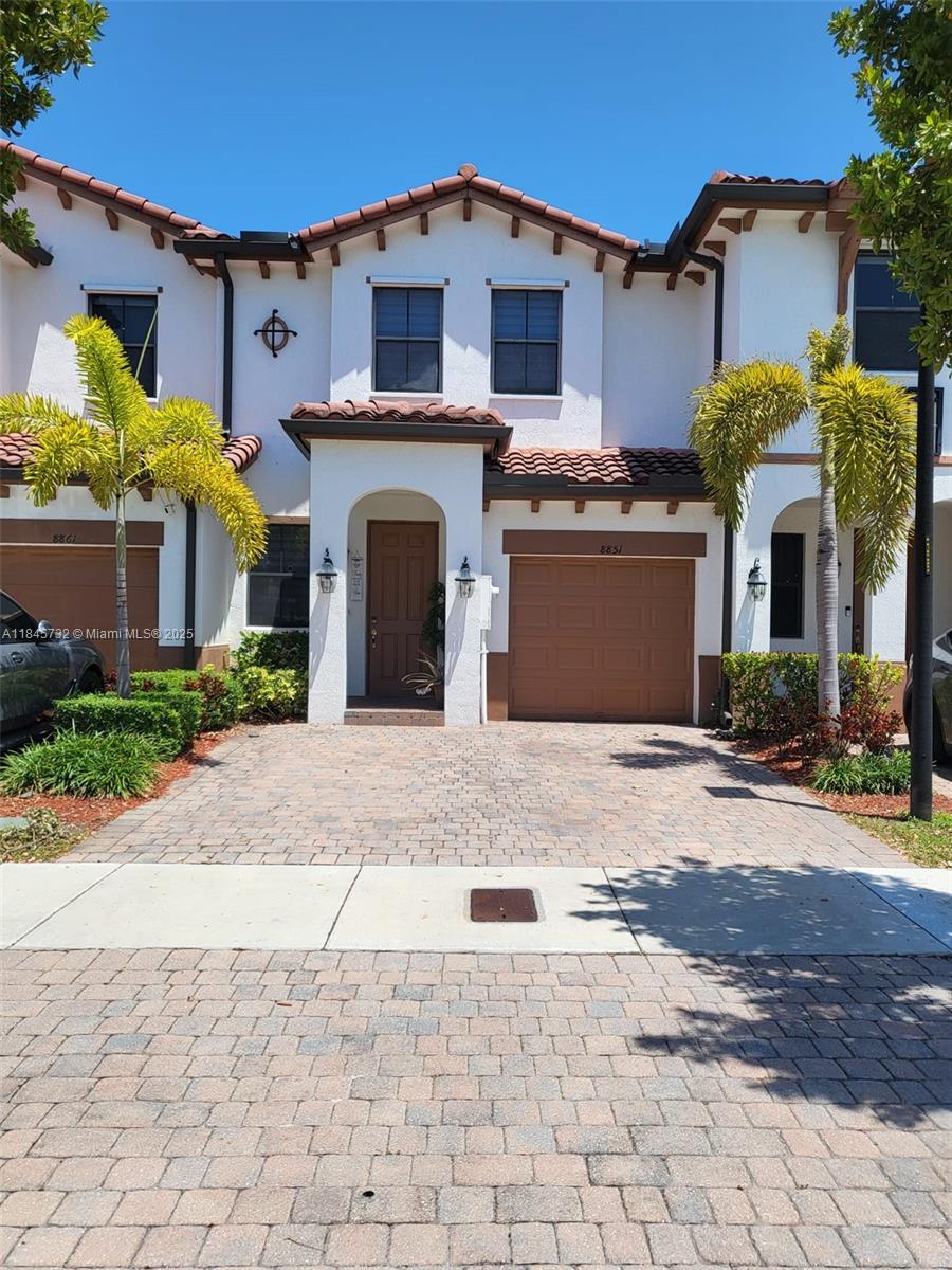 Move-in ready townhome with convenient location near schools and shopping. 3/2.5 with backyard and a brand new A/C.