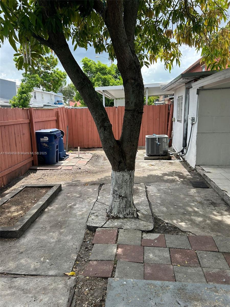 3bedrooms 1 bath Minutes from all highways and shopping . Close to hard rock stadium. Small yard parking front and back,
