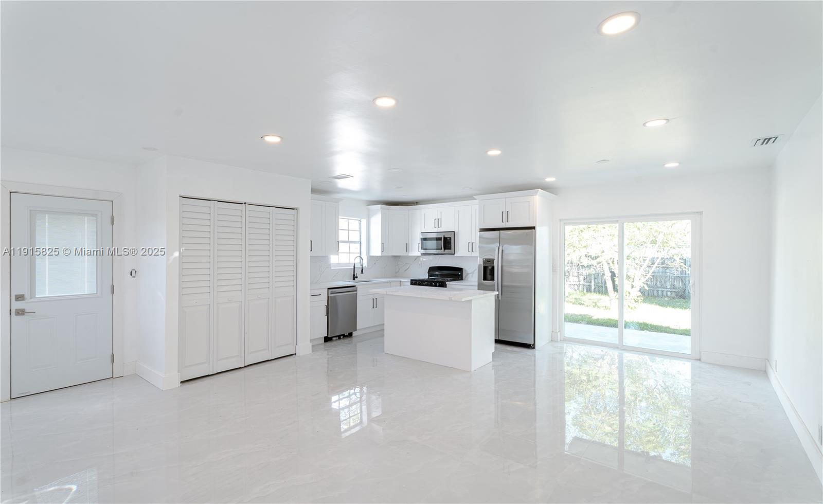 COMMONWEALTH MANOR - Residential