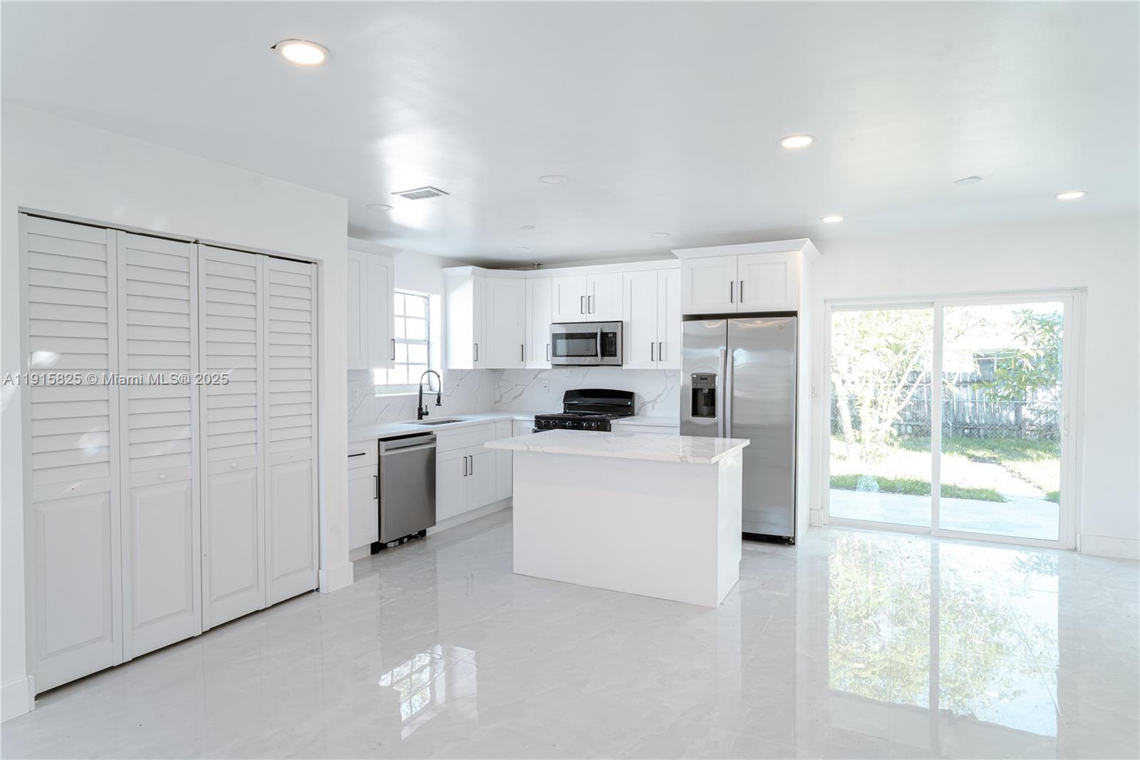 COMMONWEALTH MANOR - Residential