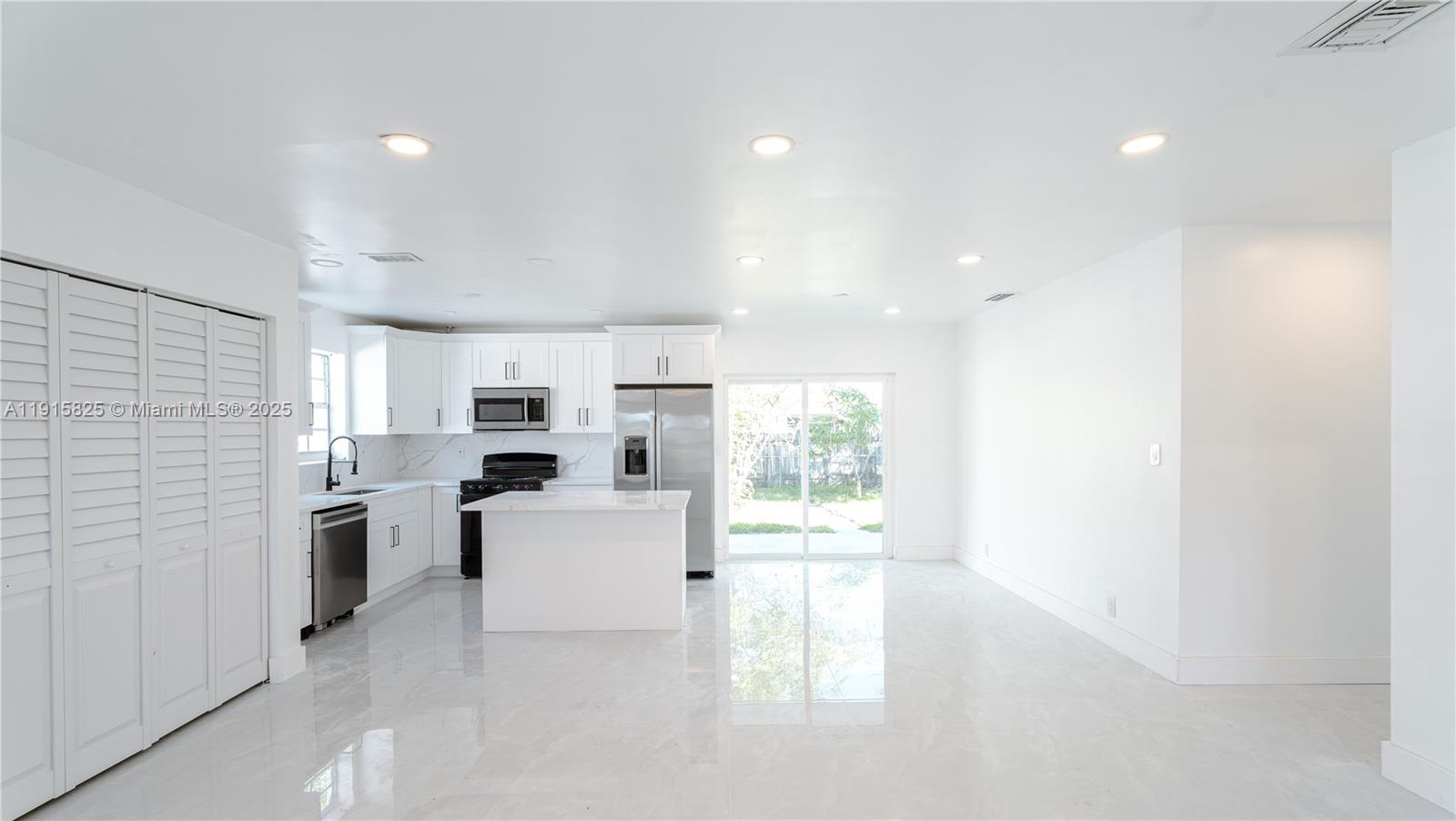 COMMONWEALTH MANOR - Residential