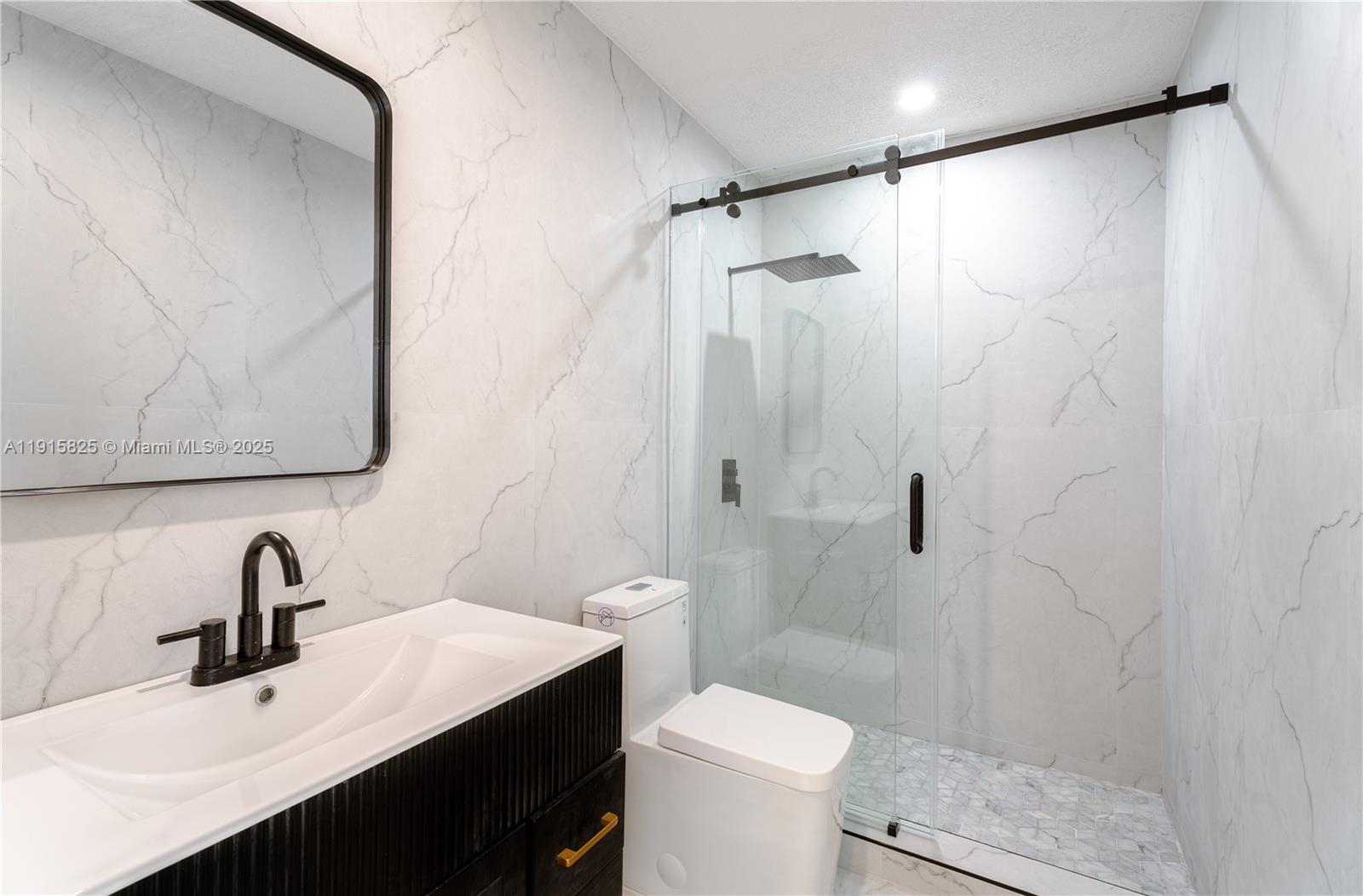 COMMONWEALTH MANOR - Residential