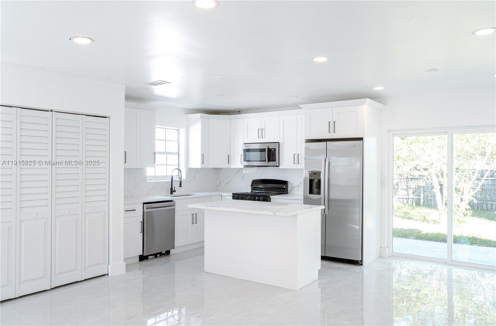 COMMONWEALTH MANOR - Residential