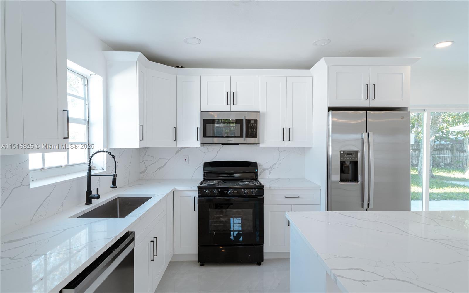 COMMONWEALTH MANOR - Residential