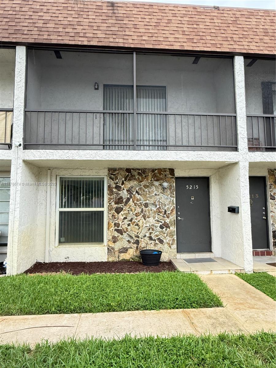 This stunning townhouse features 2 spacious bedrooms and 2.5 modern bathrooms, offering comfort and convenience for everyday living. Inside, you’ll find your own washer and dryer, a gorgeous kitchen perfect for cooking and entertaining, and plenty of storage space to keep everything organized. There is community pool .
Close to I-95 , Turnpike, Hard rock casino, House of worship, supermarket and plazas.