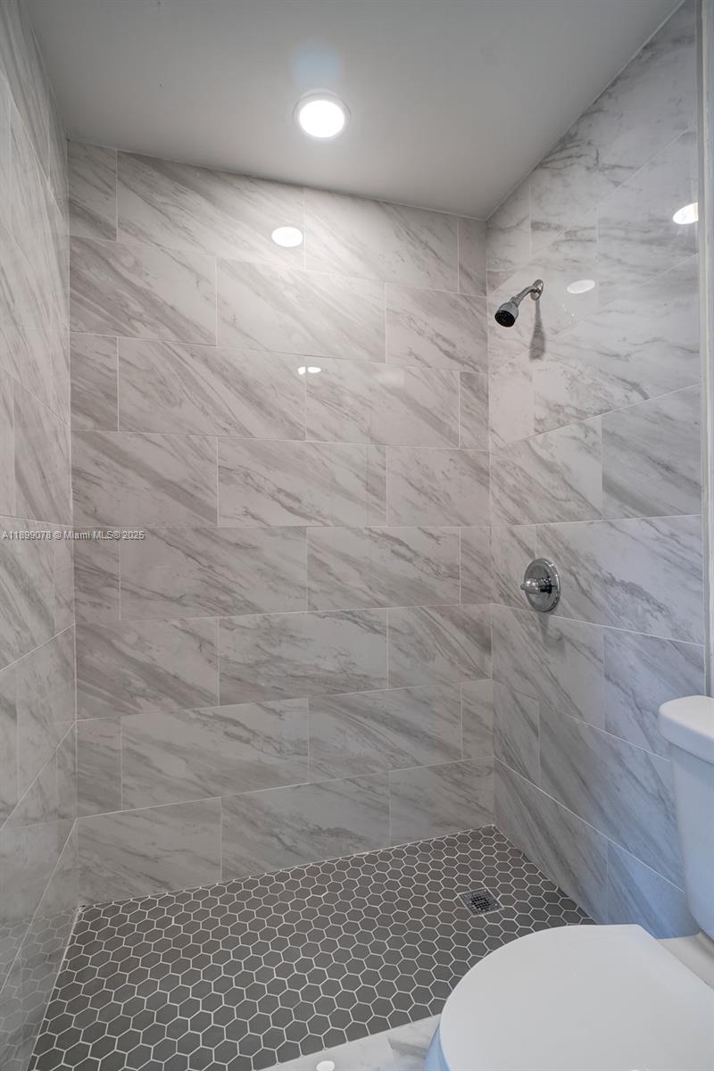 LAKES GARDEN CONDO - Residential Lease