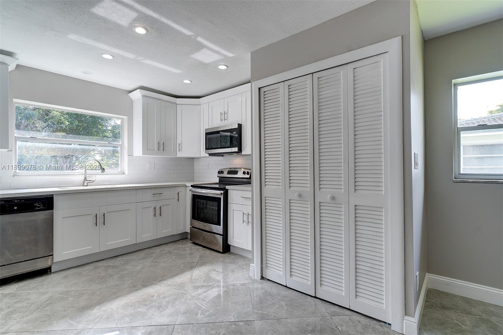 LAKES GARDEN CONDO - Residential Lease