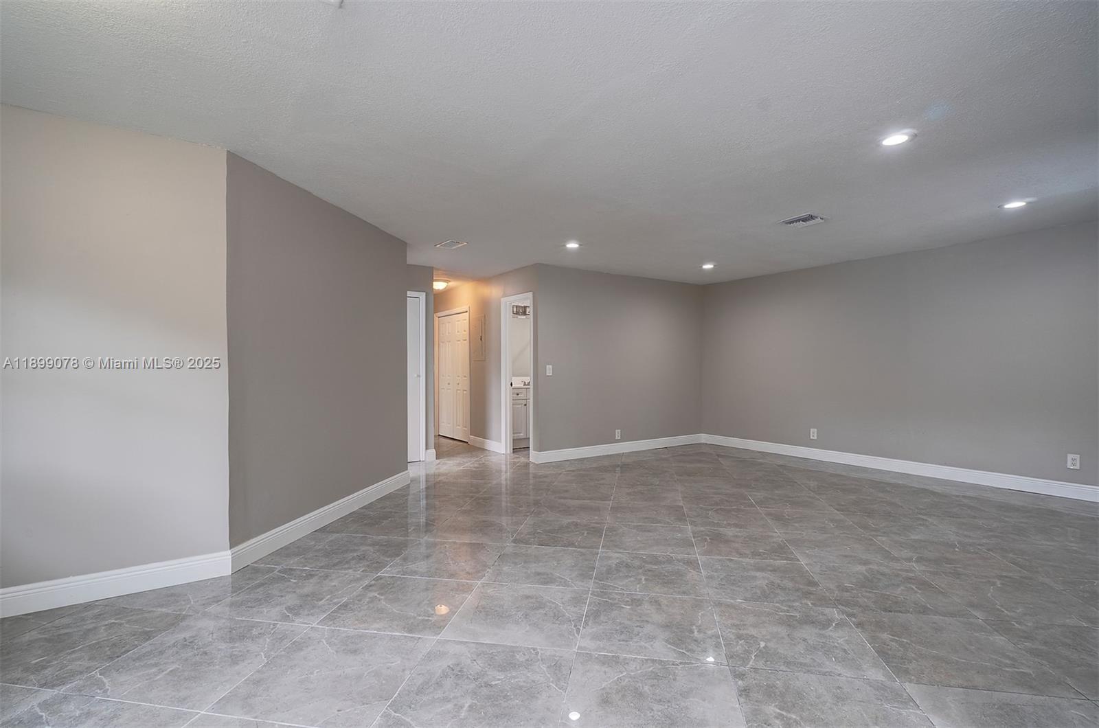 LAKES GARDEN CONDO - Residential Lease