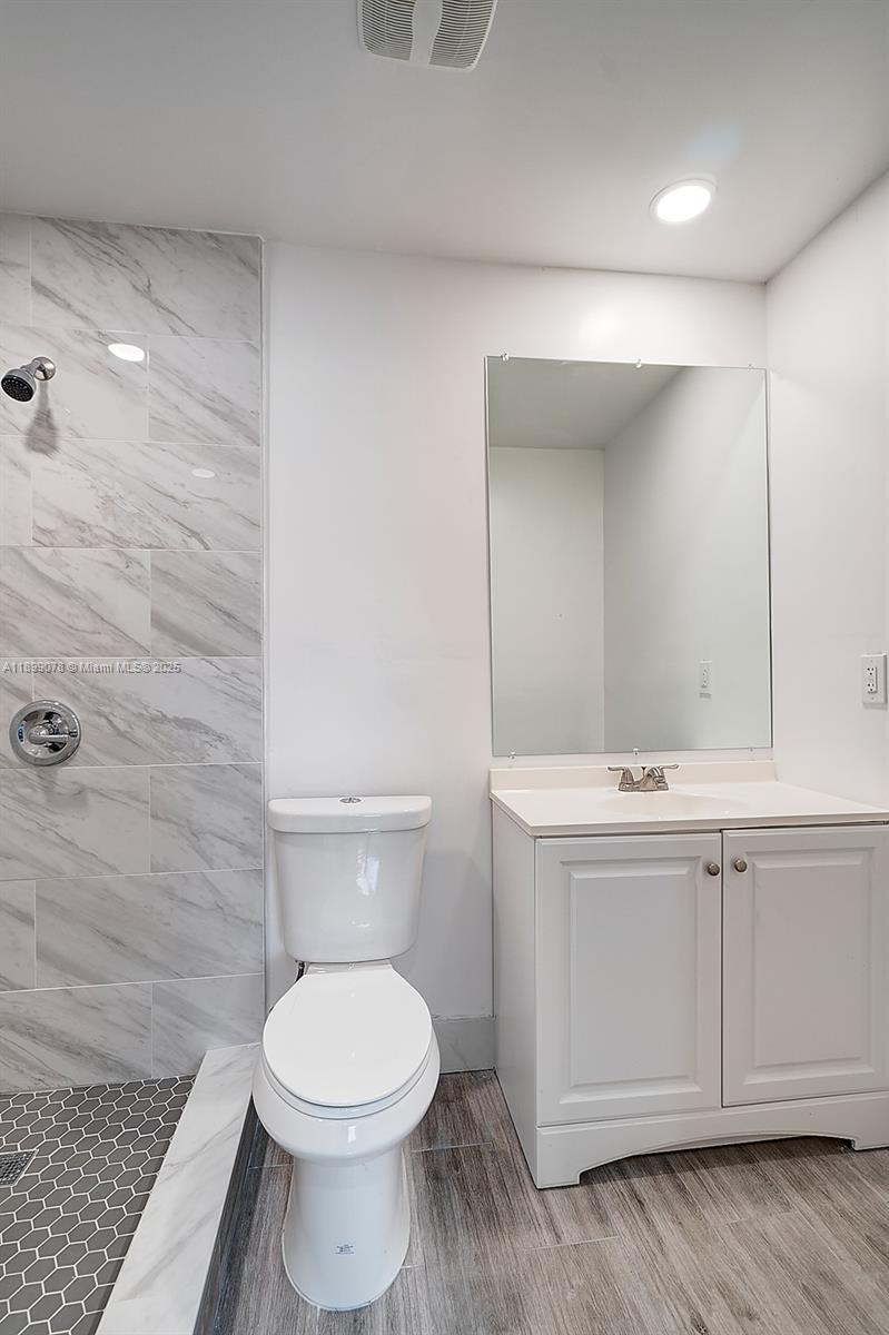 LAKES GARDEN CONDO - Residential Lease