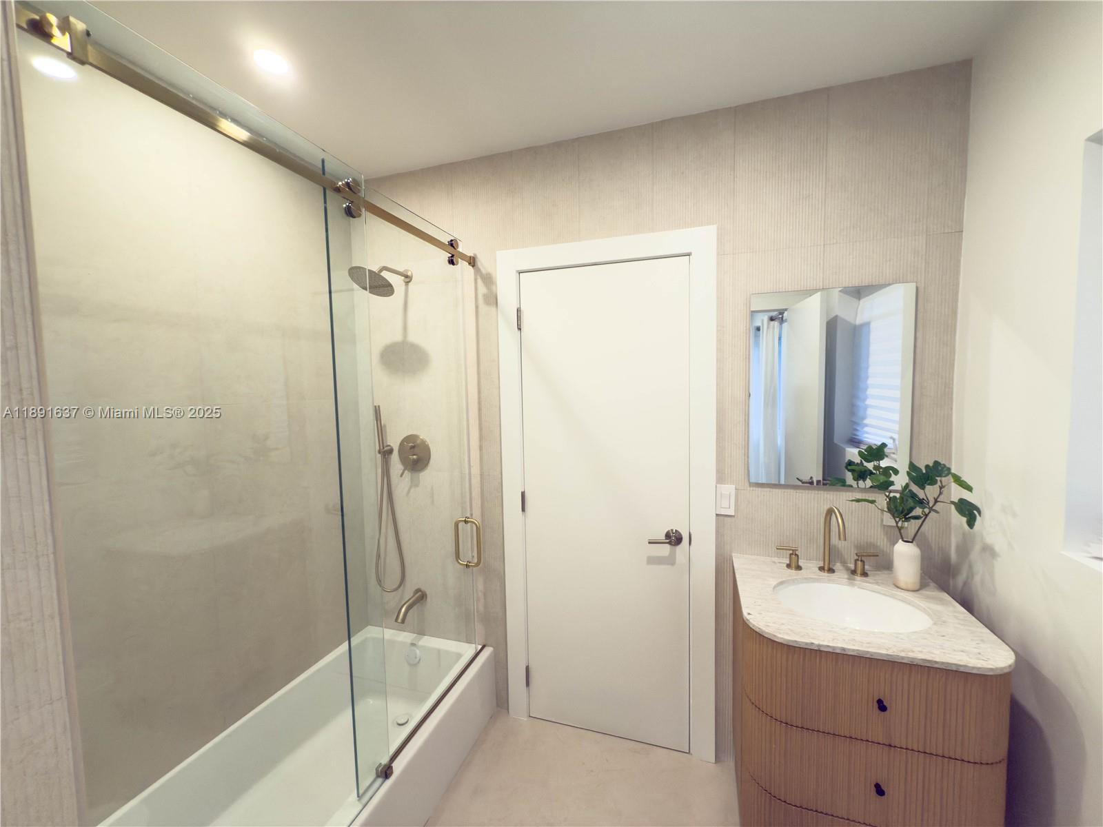 M SHORES BAY PK ESTATES - Residential Lease