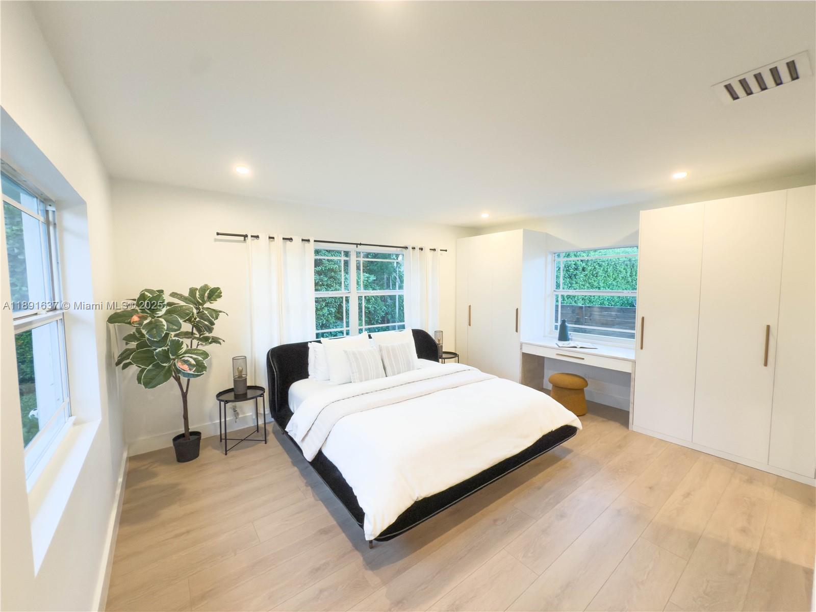 M SHORES BAY PK ESTATES - Residential Lease