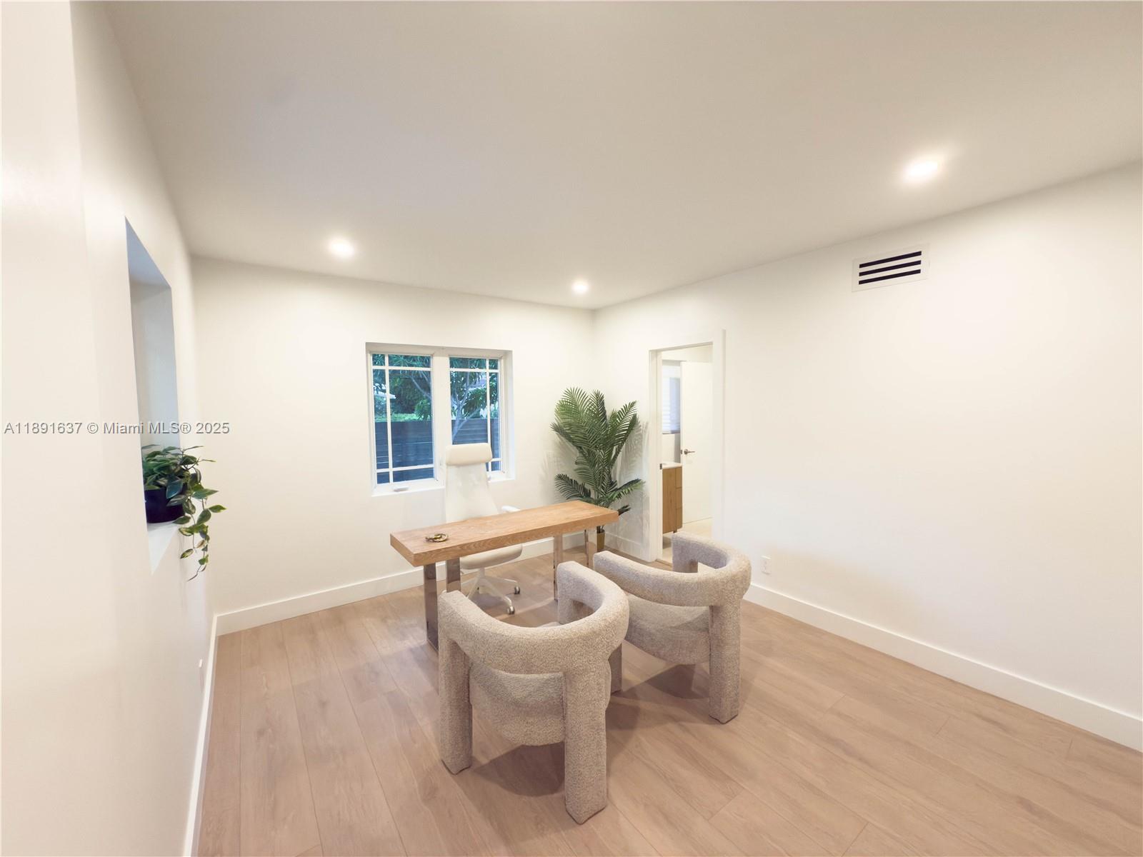 M SHORES BAY PK ESTATES - Residential Lease