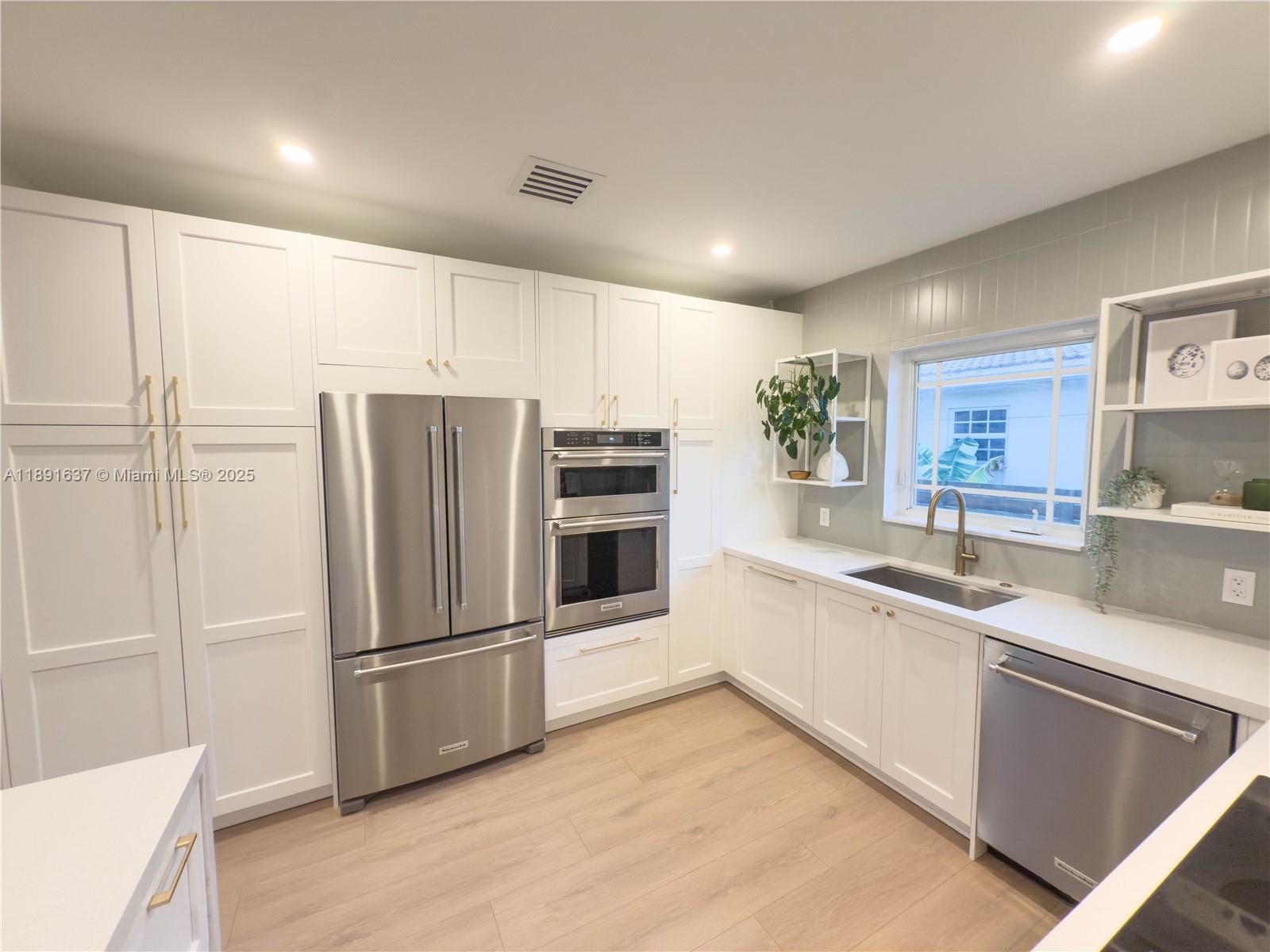 M SHORES BAY PK ESTATES - Residential Lease