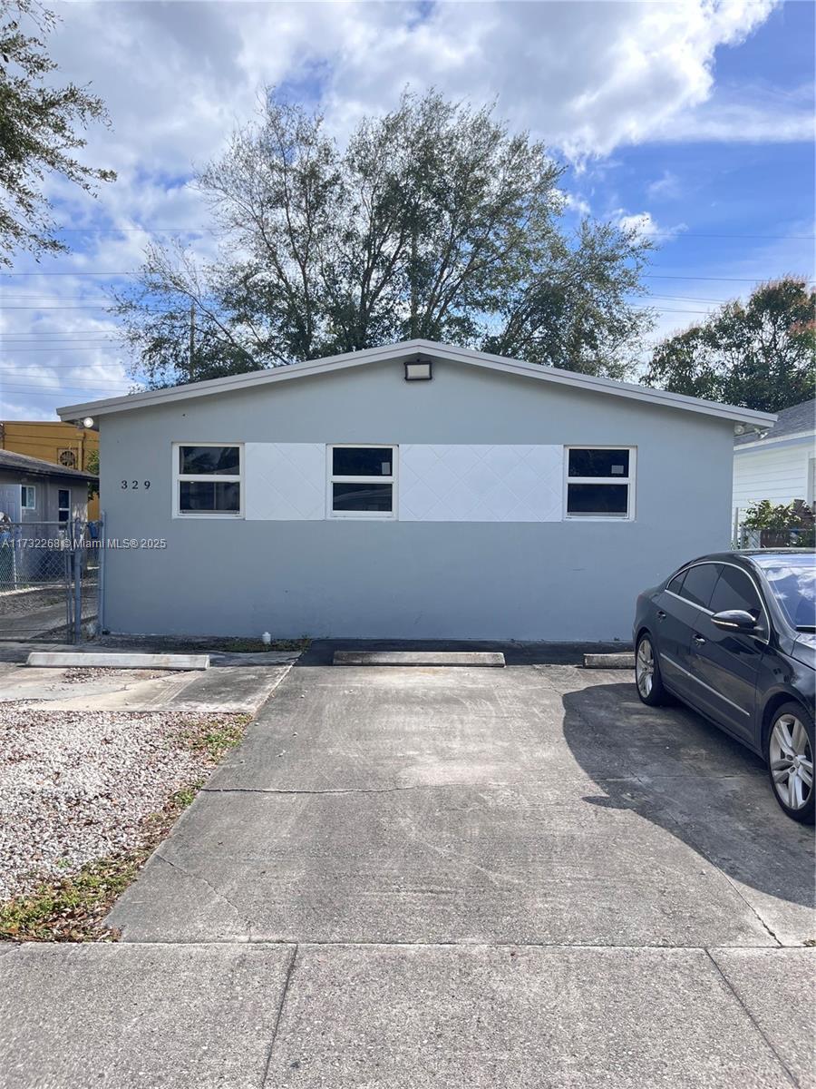 329 Phippen Waiters Rd W, Dania Beach, Miami-Dade County, Florida - 2 Bedrooms  
1 Bathrooms - 