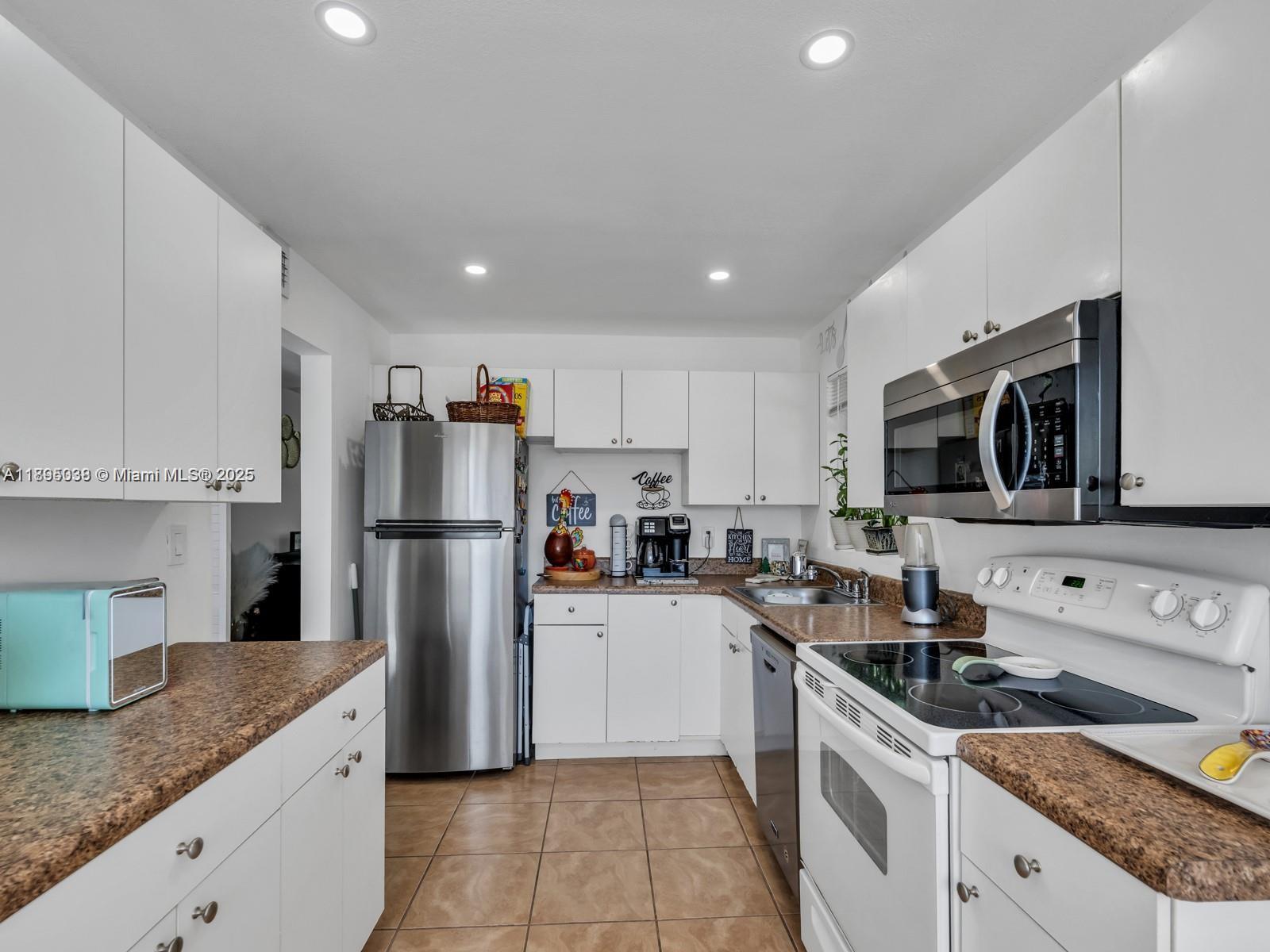 SANDS POINT CONDOMINIUM V - Residential Lease