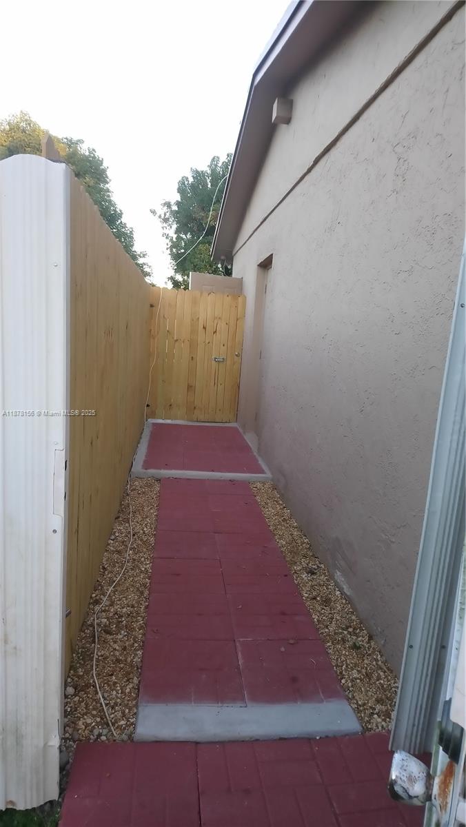 BEAUTIFUL STUDIO LOCATED IN A QUIET AREA 1 BED/ 1 BATH . WATER ,ELCTRICITY AND WI-FI INCLUDED . INDEPENDENT ENTRANCE WITH PRIVATE PARKING, ONLY ONE PERSON ,RAPID APPROVALS .
