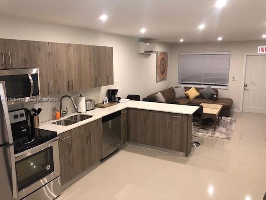 2/2 remodeled and fully furnished unit, ready for immediate move-in. It can also be rented empty, depending on your needs. Located in a convenient area, just a short distance from the beach,  Ideal for those seeking a comfortable and modern living space.