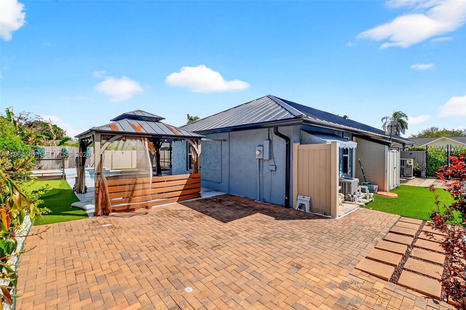 SUGAR POND MANOR OF WELLI - Residential