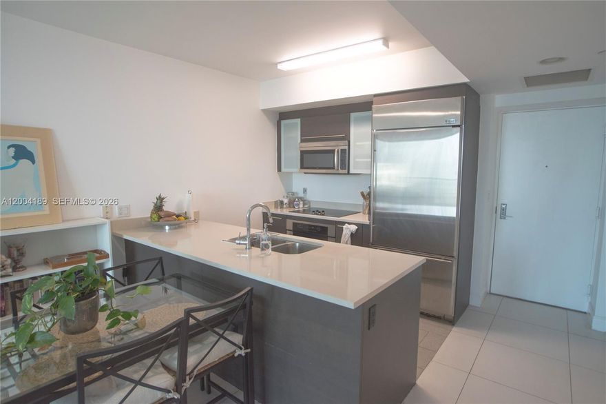 Beautiful unit featuring a European kitchen with SS appliances and ceramic floors throughout.Building with luxurious amenities including 24-hour valet, state-of-the-art spa, and fitness center. Walking distance to Brickell City Centre.