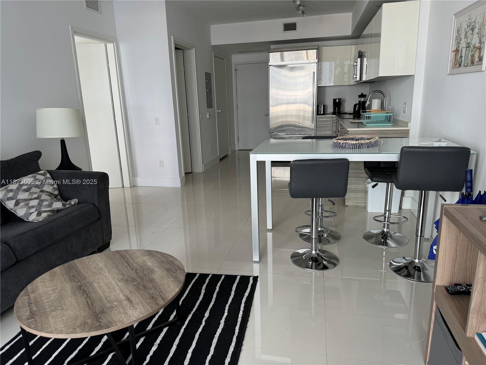 Gorgeous residence in stunning Brickell House. Spacious and bright one bedroom with top of the line finishes, porcelain floors, expansive terrace and washer & dryer in unit. Automated parking garage included. Luxury amenities such as rooftop pool, business center, gym, clubhouse, lounge deck, sauna and steam room.