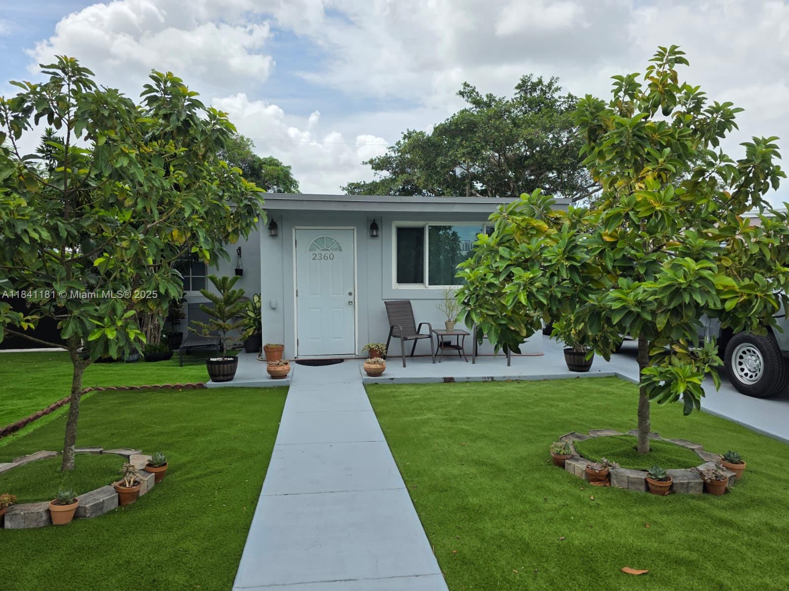 Single family home, with no association, sitting on a fenced lot, move in ready, very good condition, recently installed roof. Call for an appointment today!