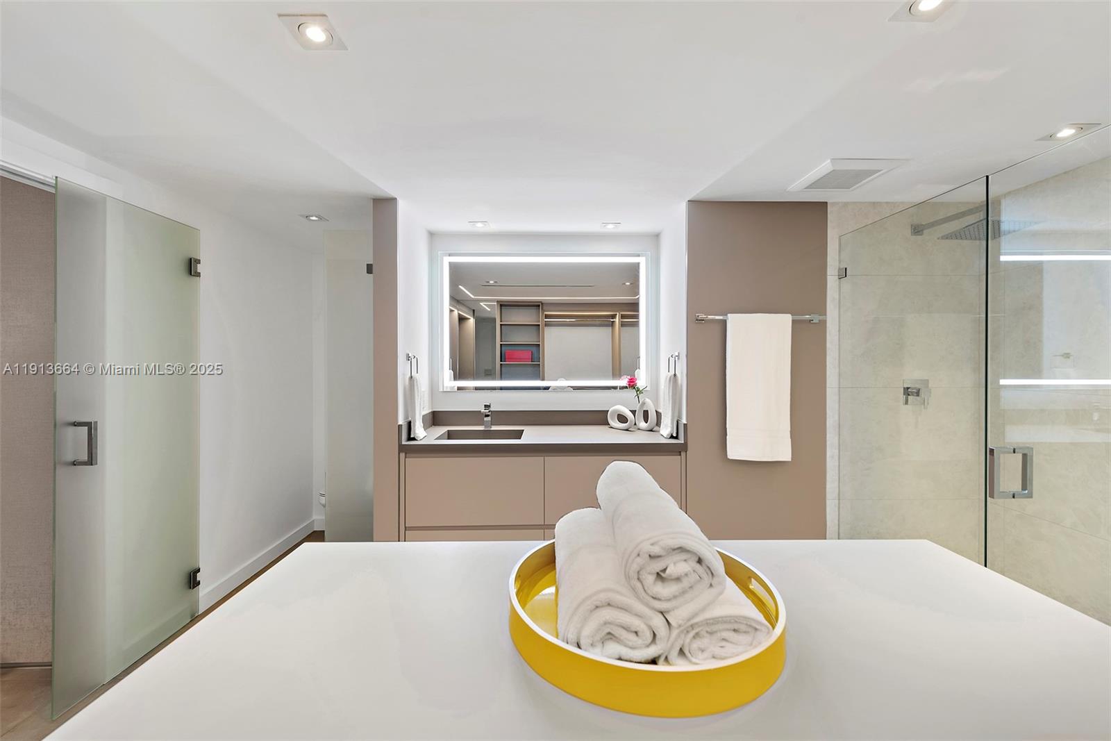 2301 Collins Ave 1004