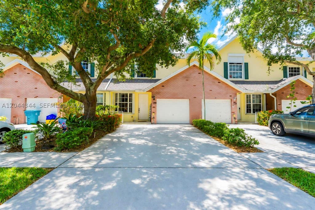 Photo of 126 Spruce St, Boynton Beach, FL 33426 (MLS # A12044344)