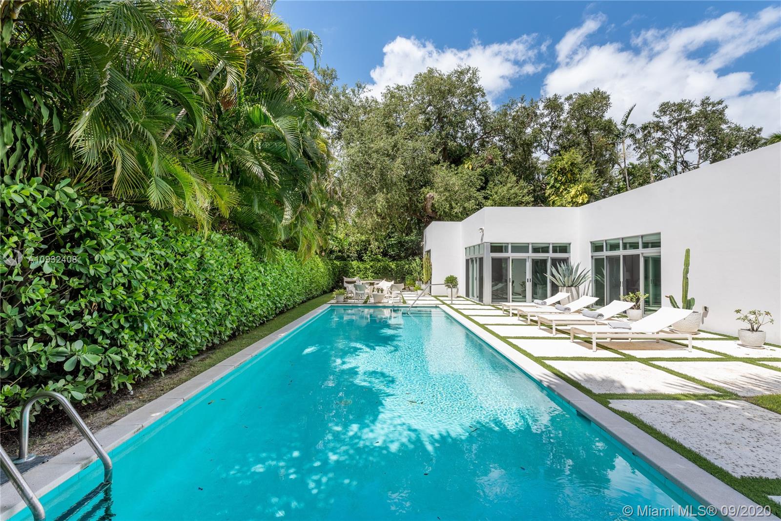 THE MOORINGS - Residential