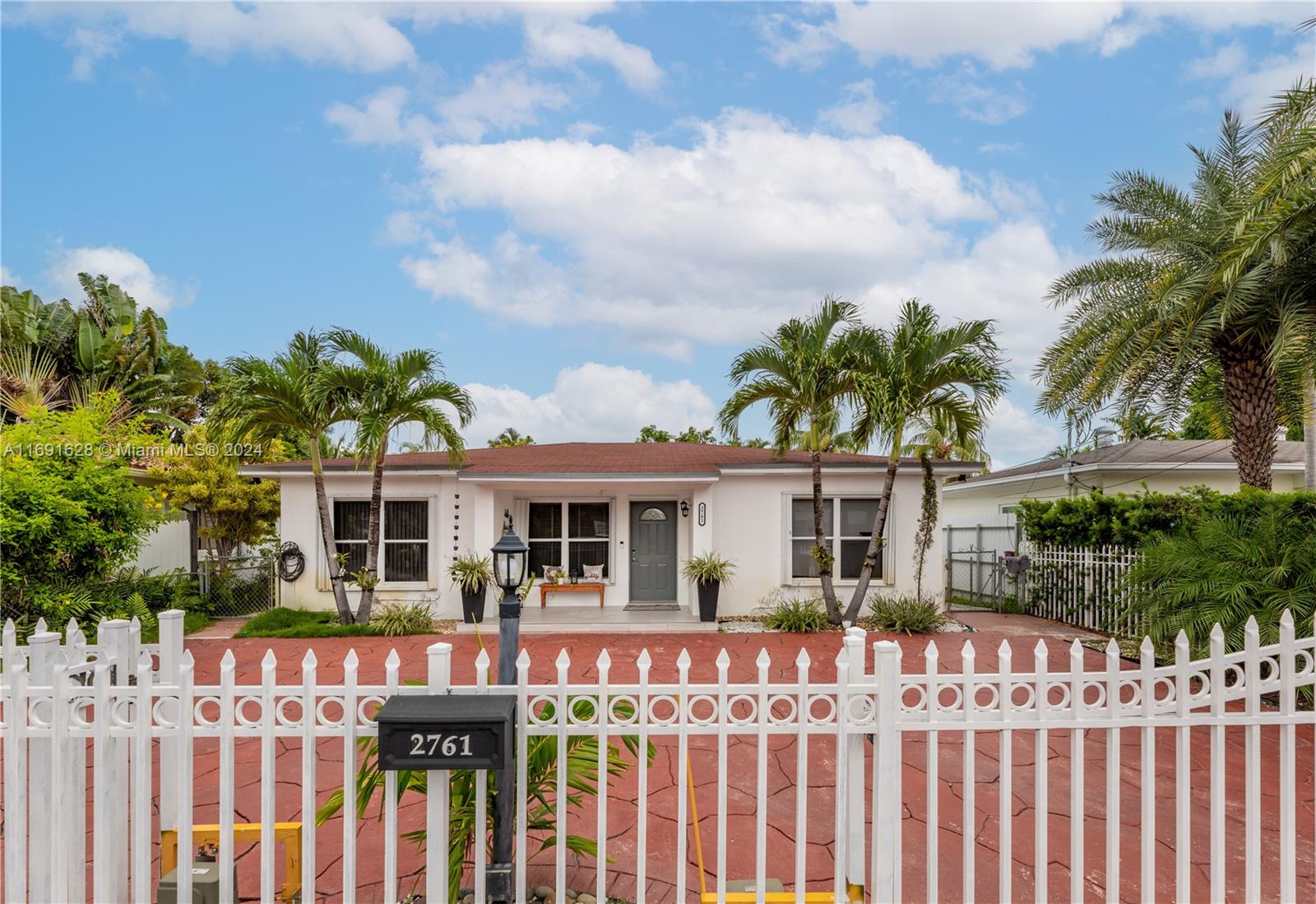 2761 Sw 33rd Ct 1, Miami, Broward County, Florida - 5 Bedrooms  
5 Bathrooms - 