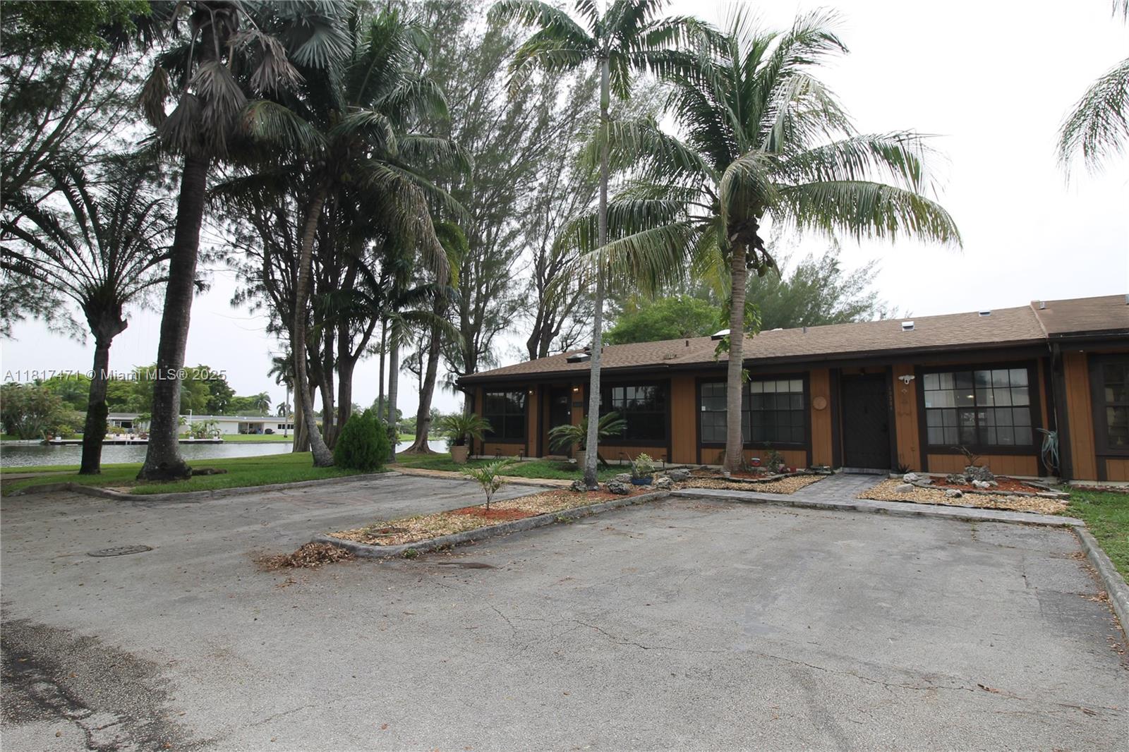 Rental Property at 10351 Juniper Ct 10351, Pembroke Pines, Miami-Dade County, Florida - Bedrooms: 2 
Bathrooms: 2  - $2,600 MO.