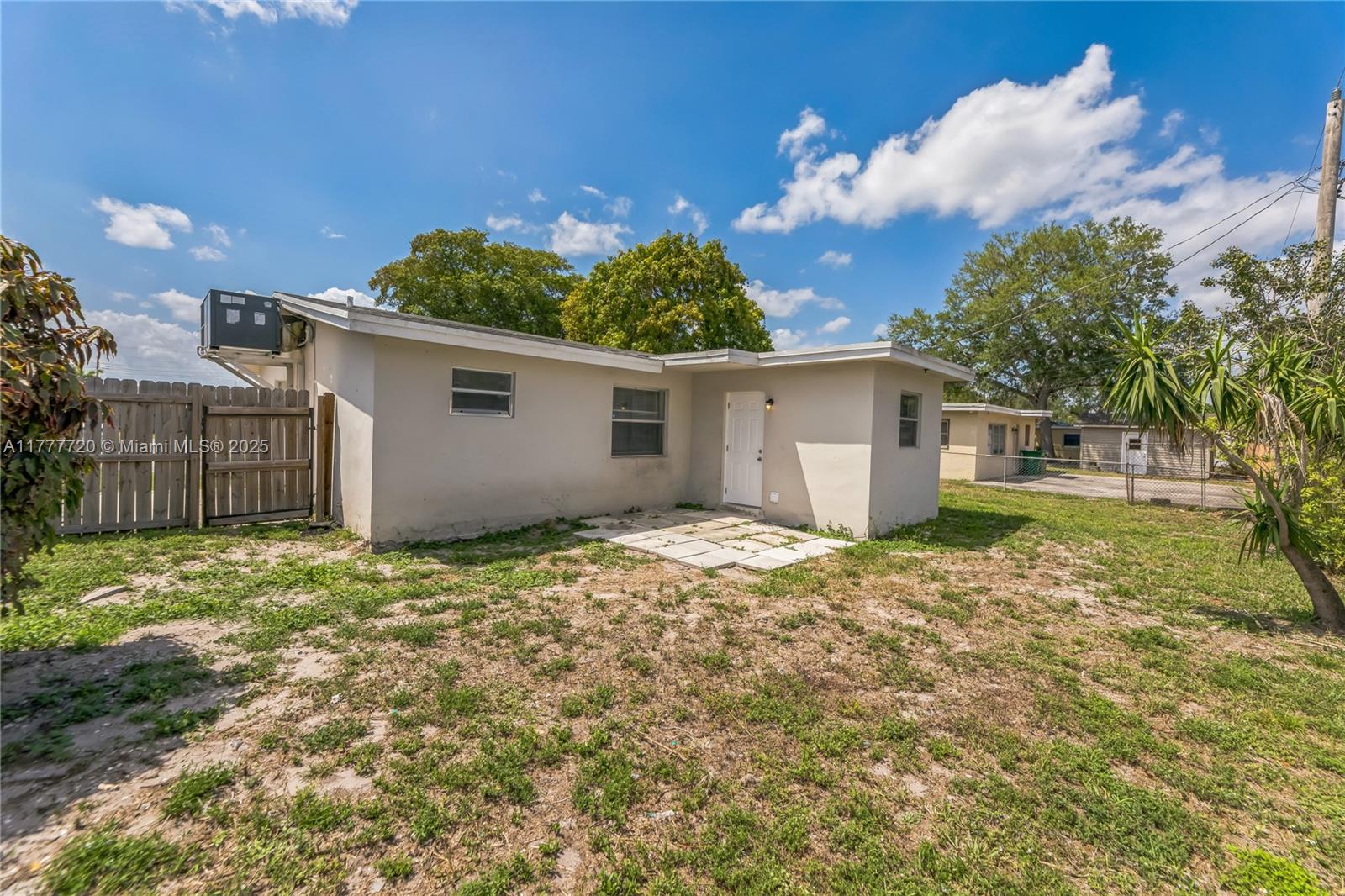 SILVER LAKE - Residential