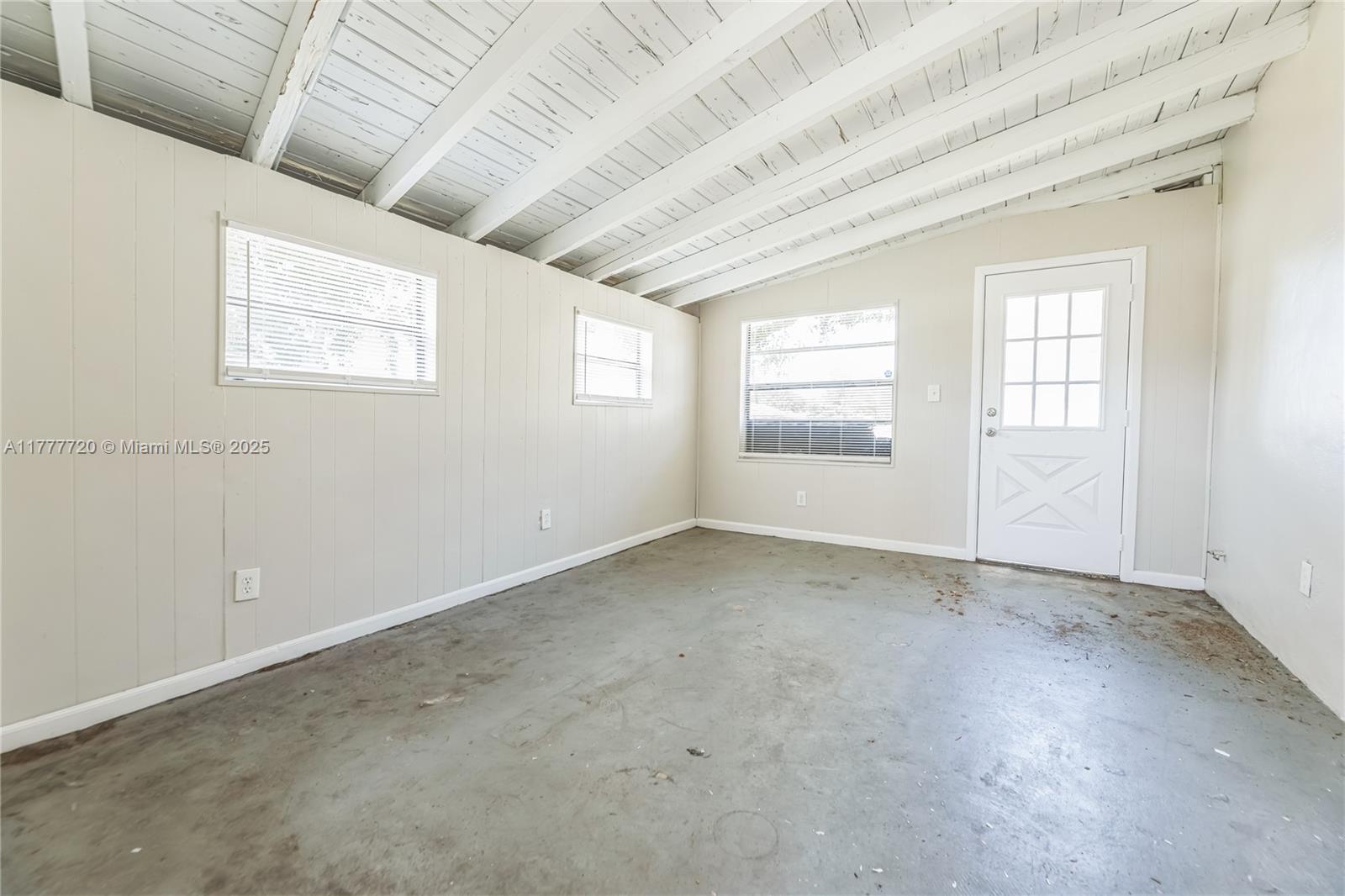 SILVER LAKE - Residential