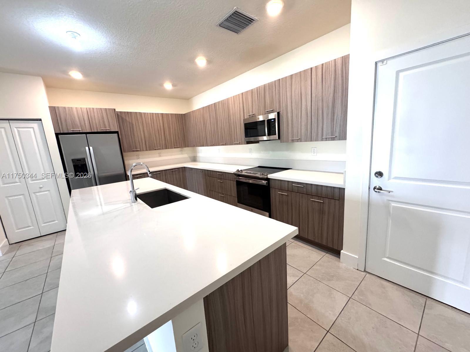 DOWNTOWN DORAL SOUTH PHAS - Residential