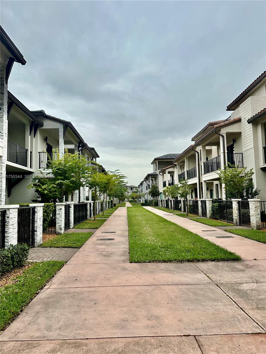 DOWNTOWN DORAL SOUTH PHAS - Residential