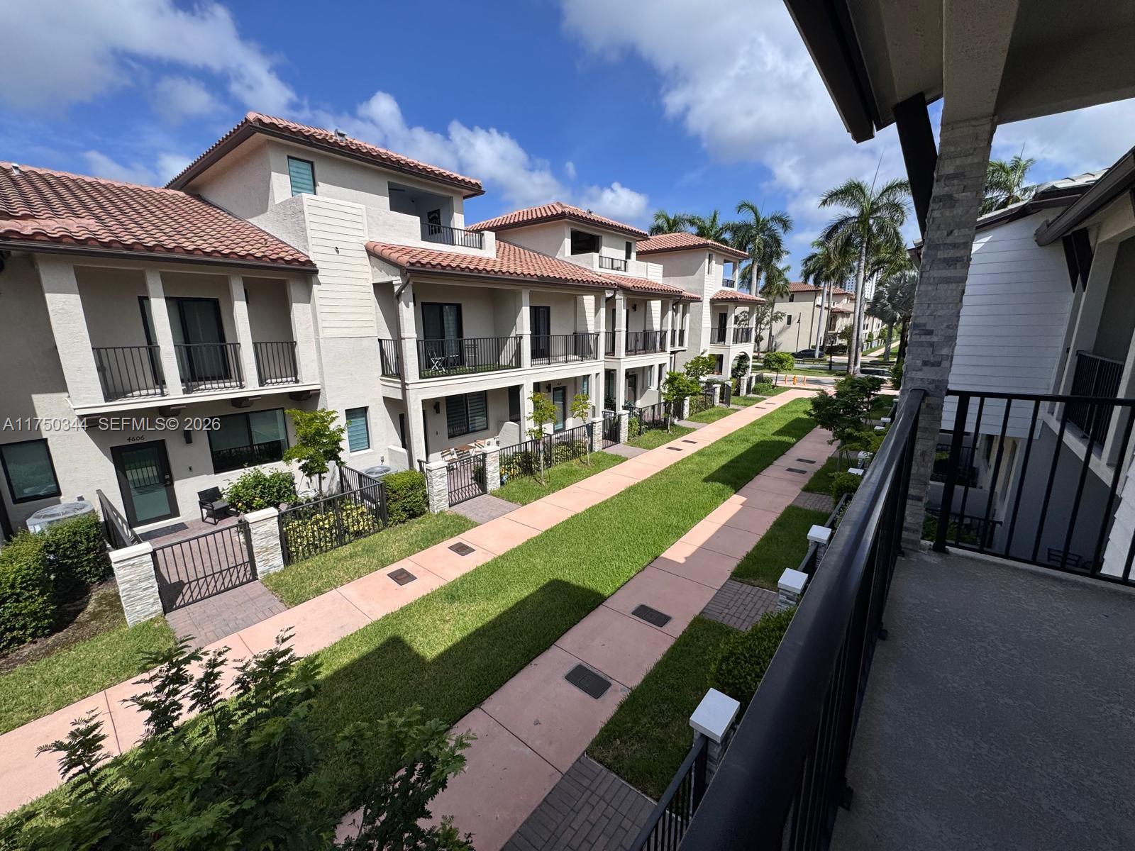 DOWNTOWN DORAL SOUTH PHAS - Residential