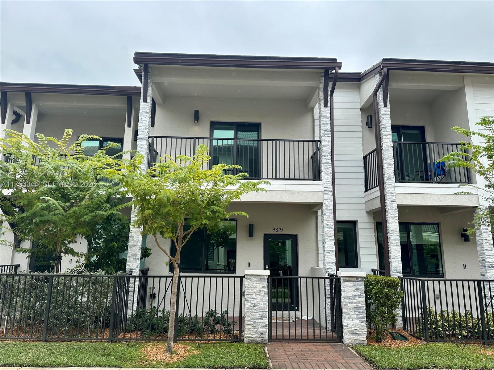 DOWNTOWN DORAL SOUTH PHAS - Residential