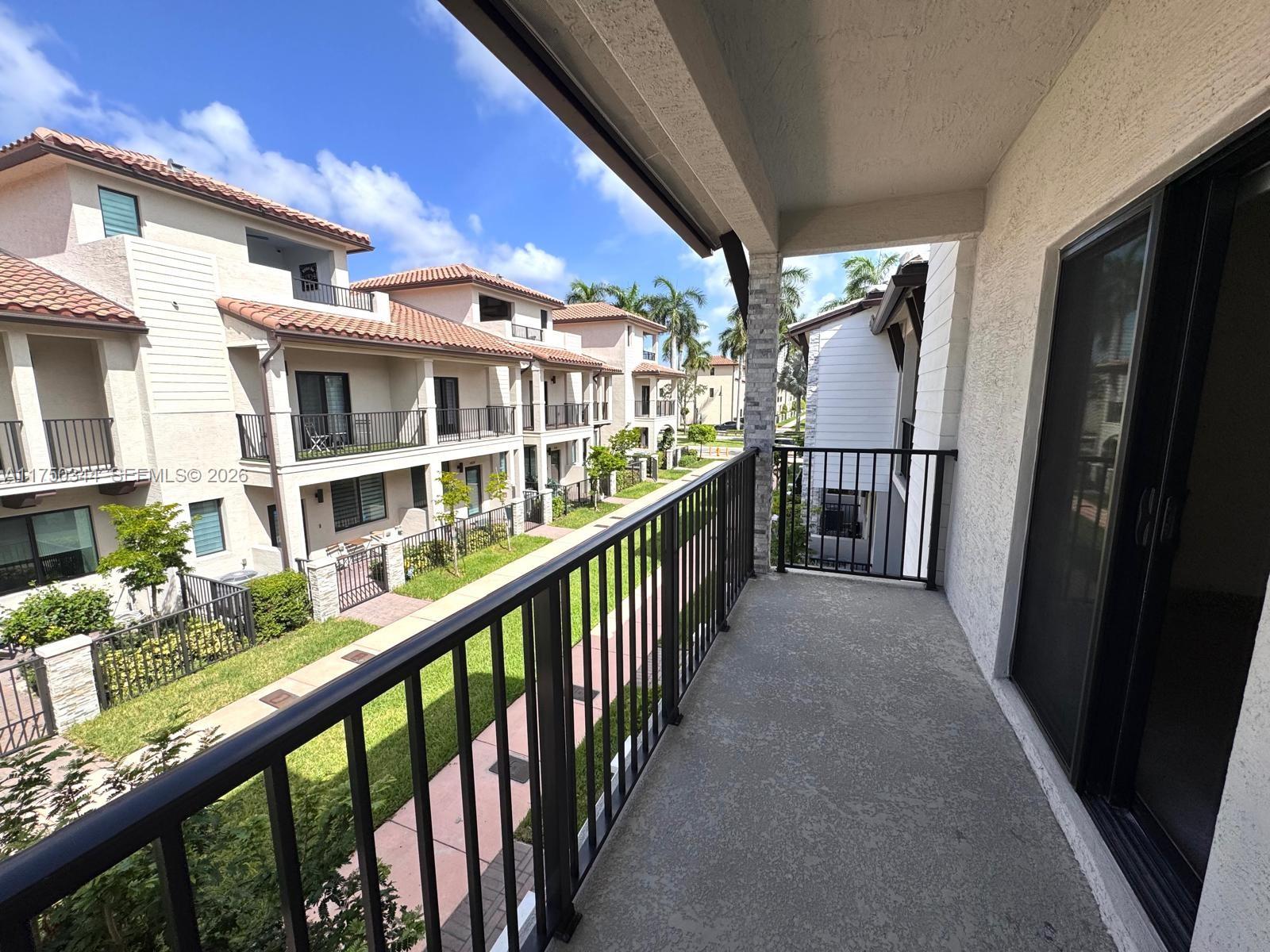 DOWNTOWN DORAL SOUTH PHAS - Residential