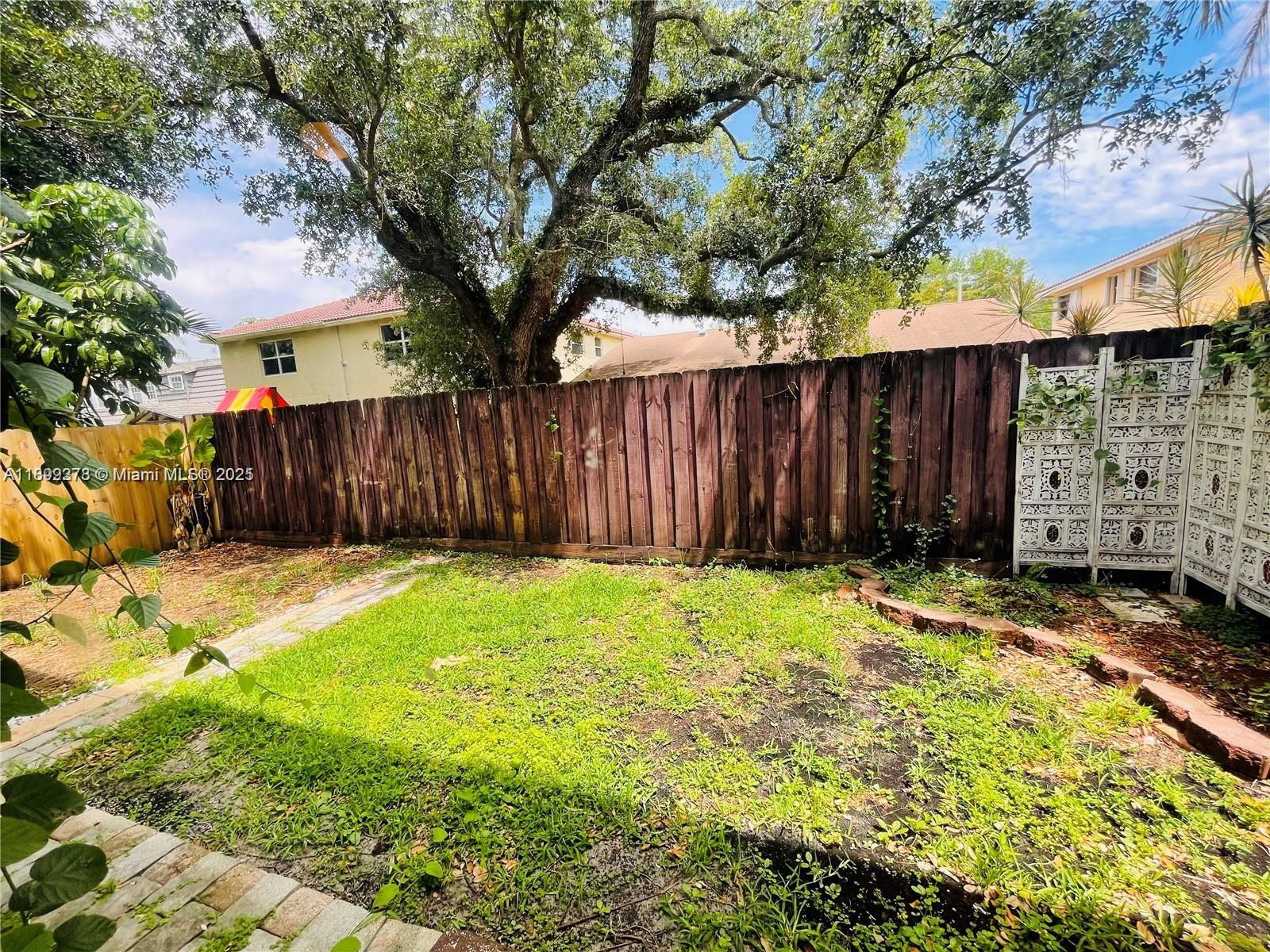 HOLLYWOOD GARDENS - Residential