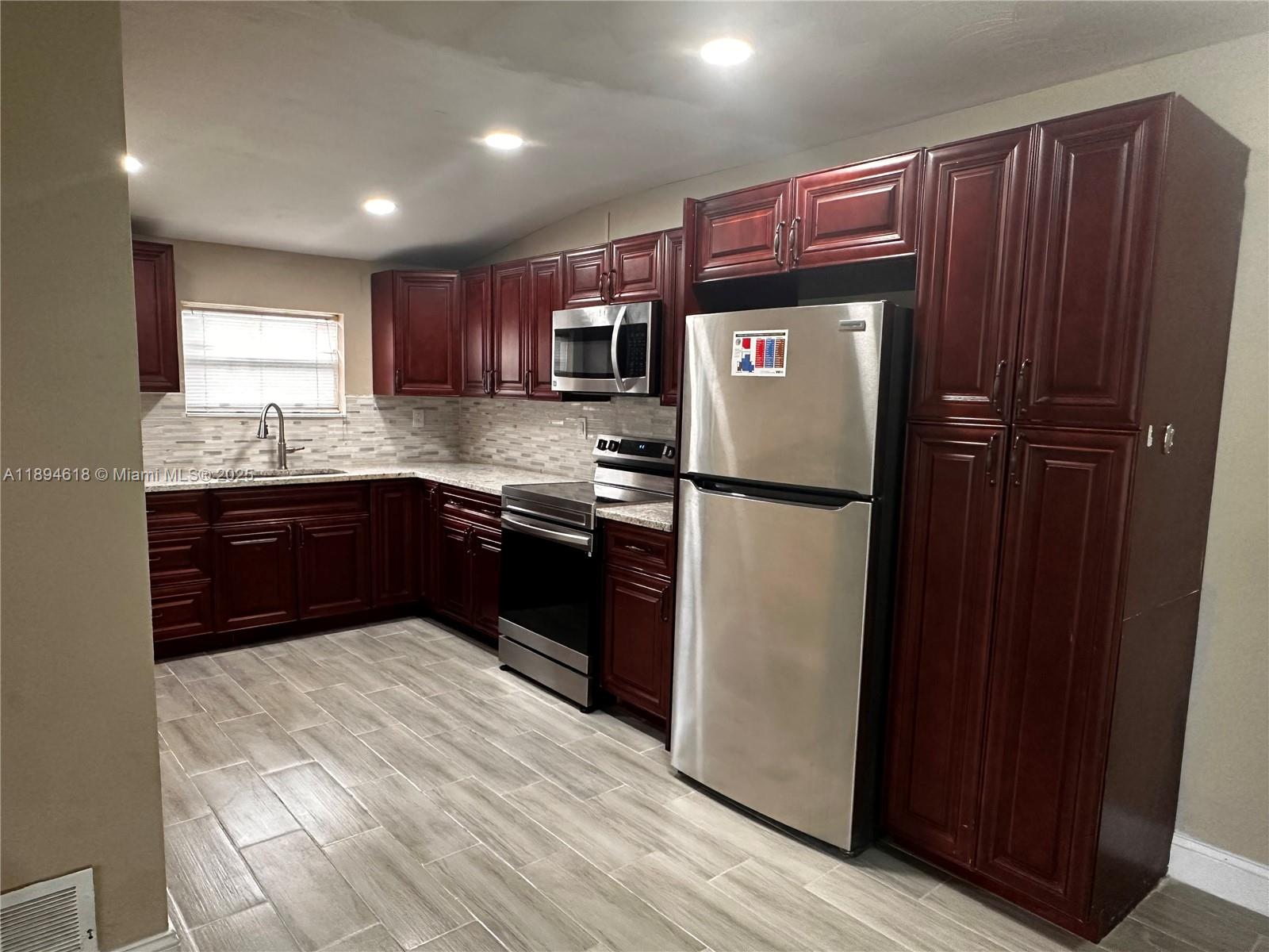 PLAZA ESTATES 3RD SEC - Residential Lease