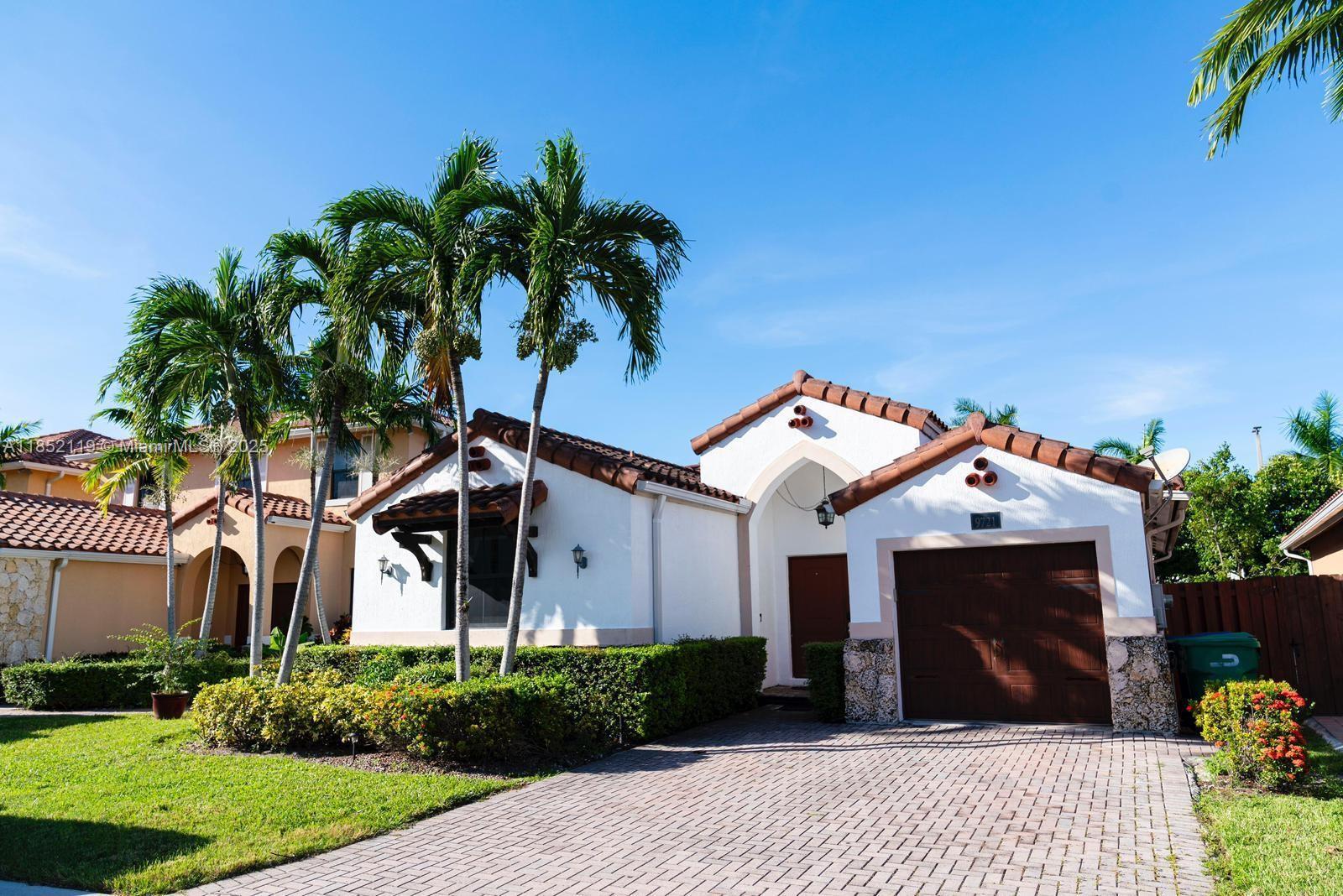 Beautiful furnished home for rent in a gated community!
This stunning property features 4 bedrooms and 3 bathrooms, offering the perfect blend of comfort, style, and security. Located in a quiet and exclusive neighborhood, the home comes fully furnished with spacious interiors, modern finishes, and excellent layout.
