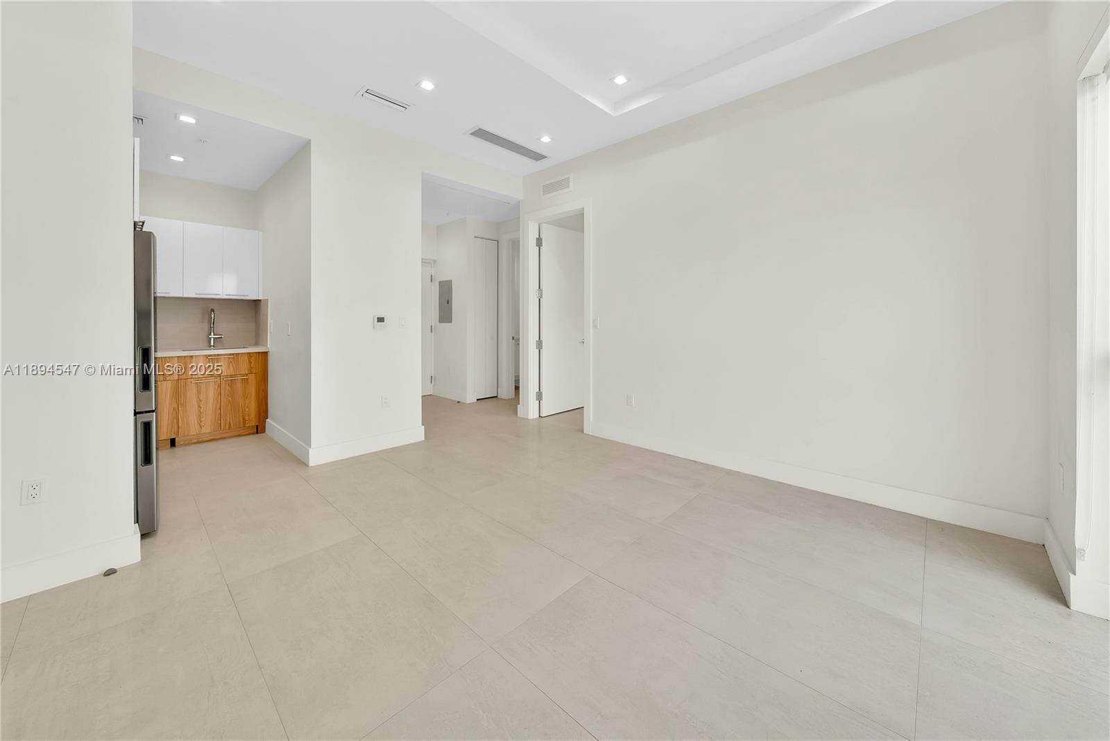 LAWRENCE ESTATE LAND CO - Residential Lease