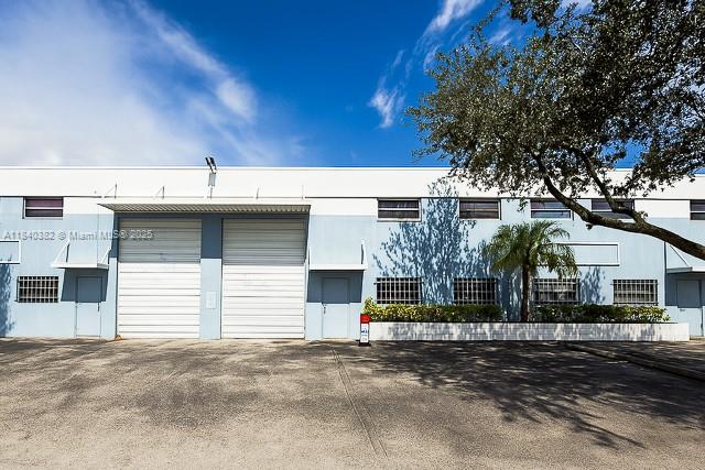 Total Space Available: 1,015 SF
» ± 615 SF of warehouse space
» ± 400 SF of office space
• 17’ clear height
• One (1) street-level door
• Two (2) assigned parking spaces and ability
to park vehicles in front of overhead door
• One (1) bathroom
• Two (2) private offices
• Improvements underway: roof replacement,
paint, and paving