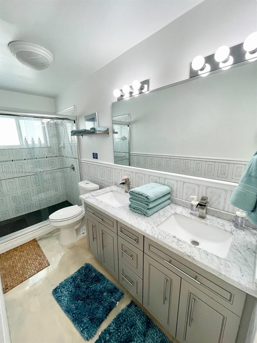 HOLLYWOOD HILLS - Residential