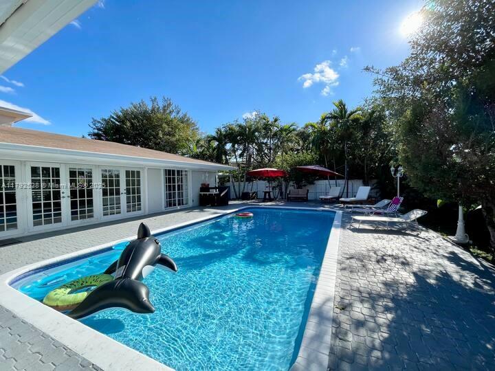 HOLLYWOOD HILLS - Residential